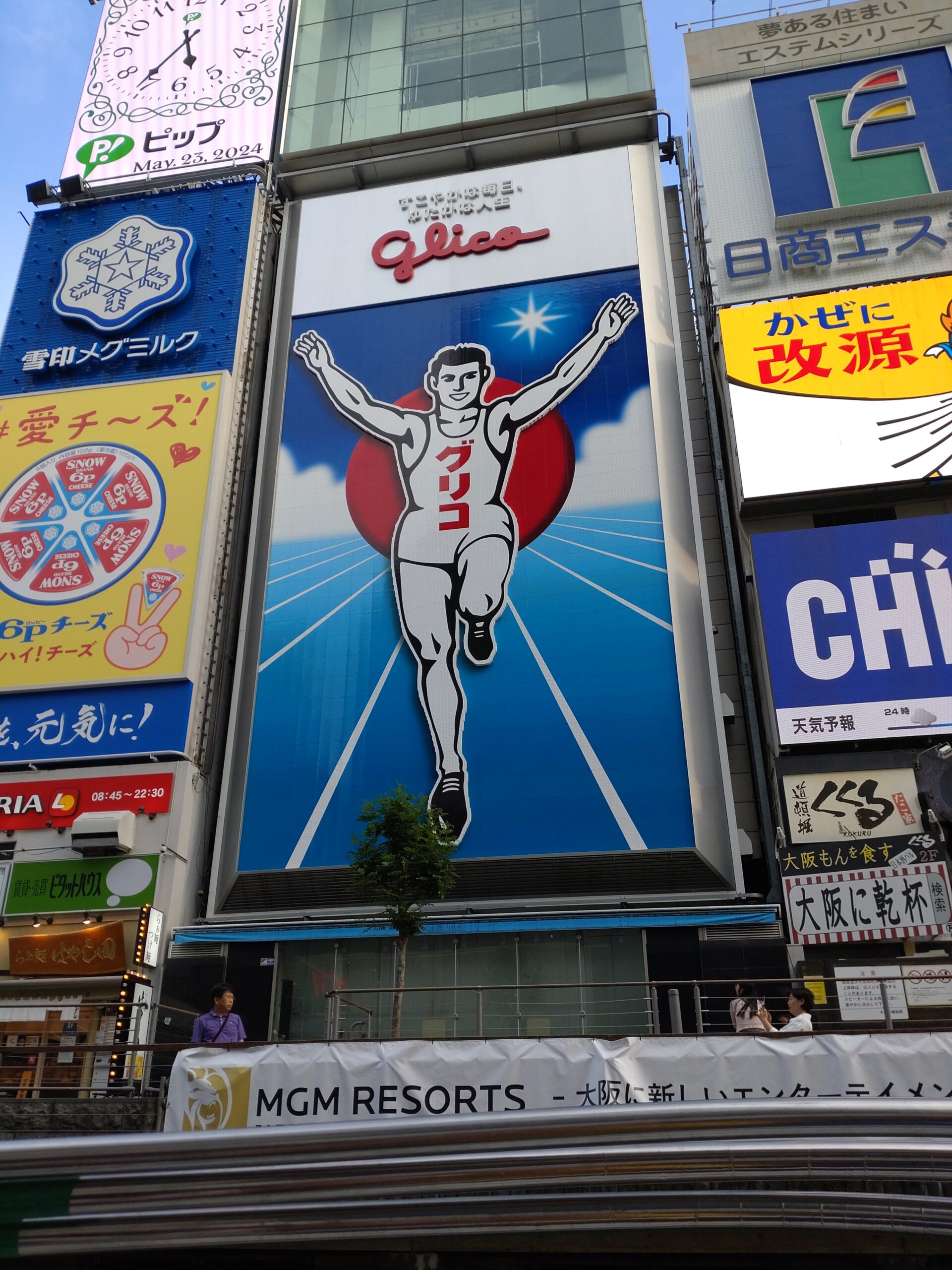 The famous Glico Sign along the Dotonbori canal in Osaka, one of the city’s most iconic photo spots.
